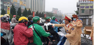 CSGT Hà Nội phát miễn phí khẩu trang cho người tham gia giao thông