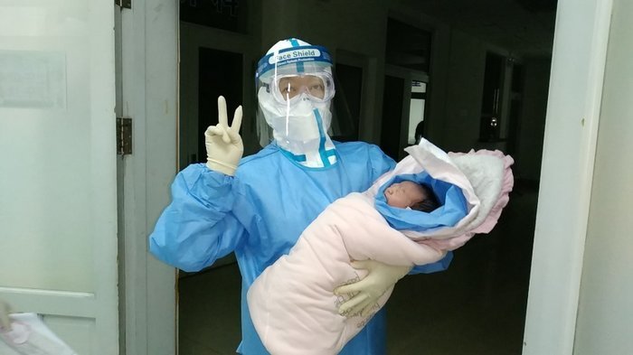 Sản phụ nhiễm virus corona sinh bé gái nặng hơn 3kg