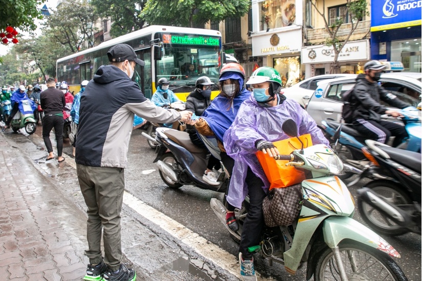 Khắc Việt tự bỏ tiền mua 30.000 khẩu trang phát miễn phí cho người dân
