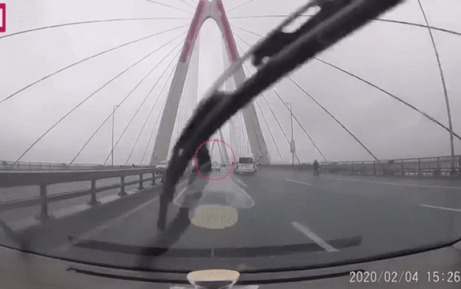Clip: Hoảng hồn tài xế taxi chạy ngược chiều trên cầu Nhật Tân