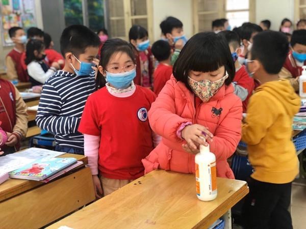 Tổ chức kiểm tra sức khỏe cho hơn 30 học sinh có biểu hiện ho, sốt ở Điện Biên