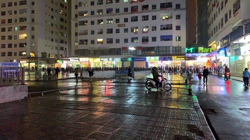 Nửa đêm, người dân ở chung cư Linh Đàm đội mưa xếp hàng mua khẩu trang
