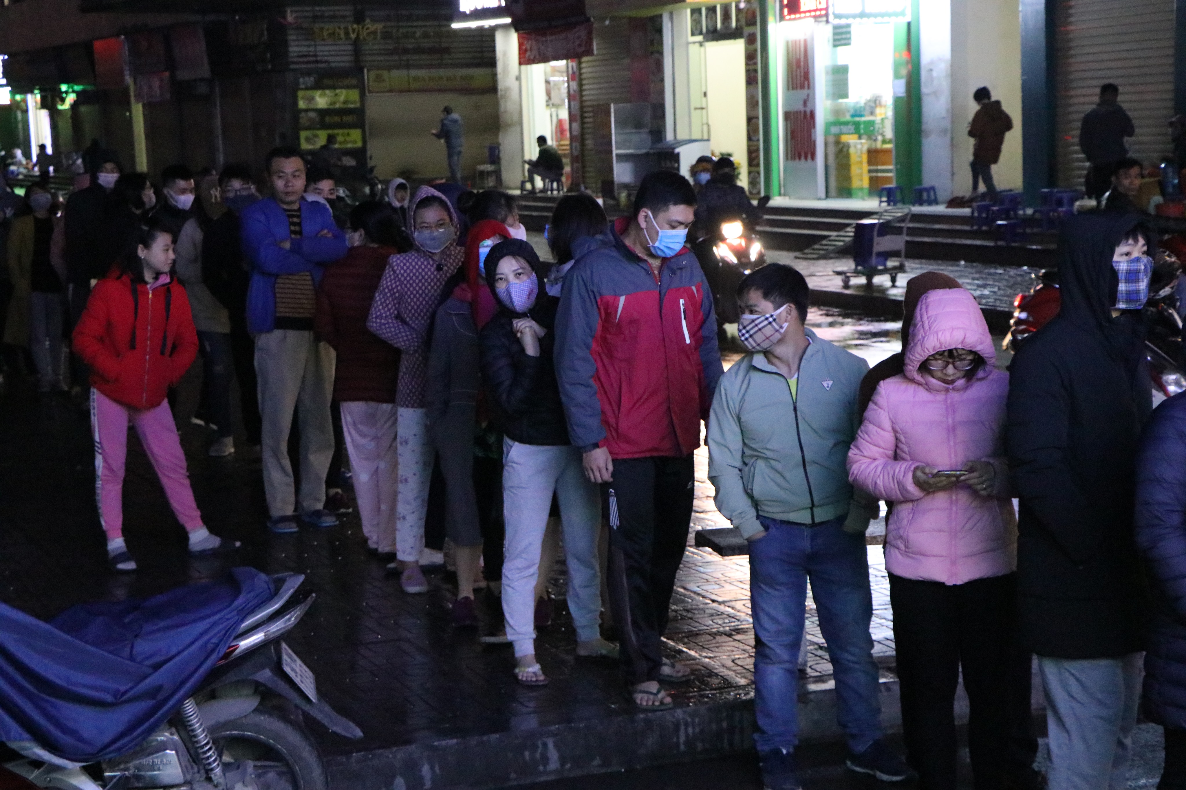 Nửa đêm, người dân ở chung cư Linh Đàm đội mưa xếp hàng mua khẩu trang