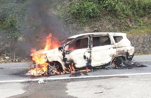 Quảng Nam: 2 người mắc kẹt tử vong trong ô tô bốc cháy ngùn ngụt trên đường