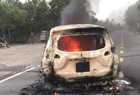 Quảng Nam: 2 người mắc kẹt tử vong trong ô tô bốc cháy ngùn ngụt trên đường
