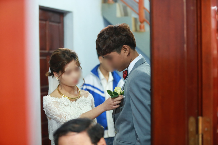 Nghệ An: Đám cưới cô dâu sinh năm 2005 với khách mời đeo khăn quàng 1
