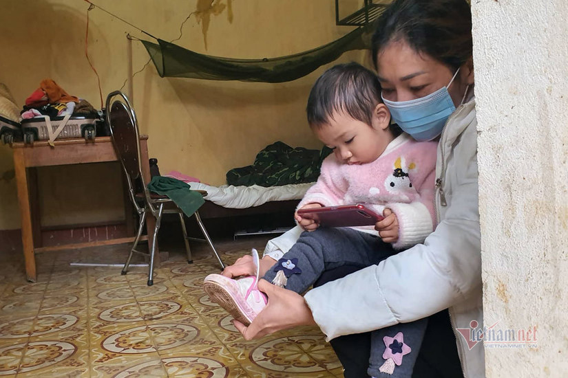 Hai mẹ con bé gái 15 tháng tuổi đang cách ly ở Lạng Sơn