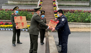 Lạng Sơn tặng hàng nghìn khẩu trang y tế cho công an Trung Quốc