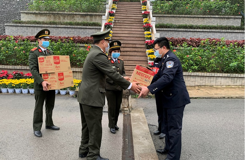 Lạng Sơn tặng hàng nghìn khẩu trang y tế cho công an Trung Quốc