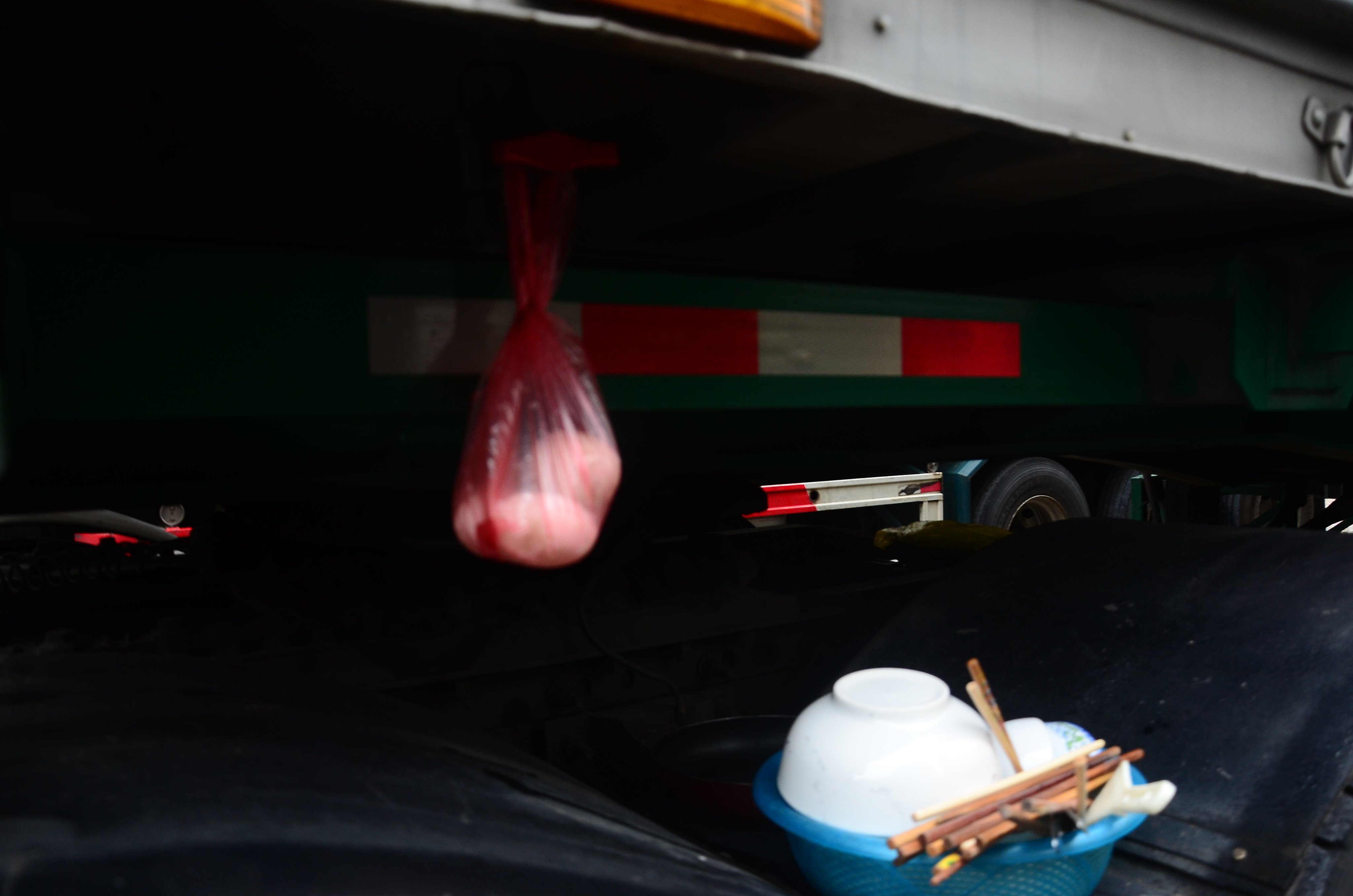 Hàng trăm lái xe nấu ăn dưới gầm container mùa dịch corona tại cửa khẩu