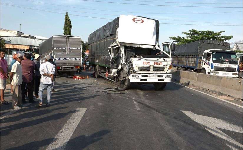 Xe tải chạy ngược chiều trên QL1 đâm vào xe máy người tử vong tai nạn