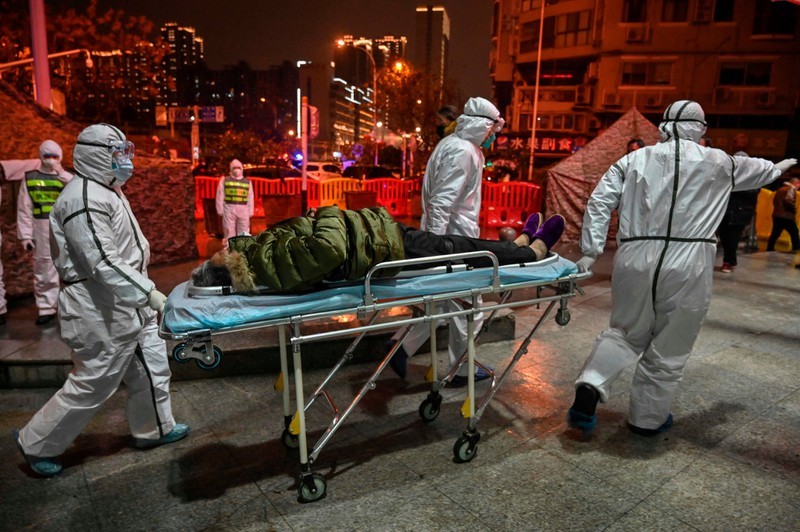 Trung Quốc cảnh báo đường lây nhiễm mới của corona, số ca tử vong vẫn tăng vọt