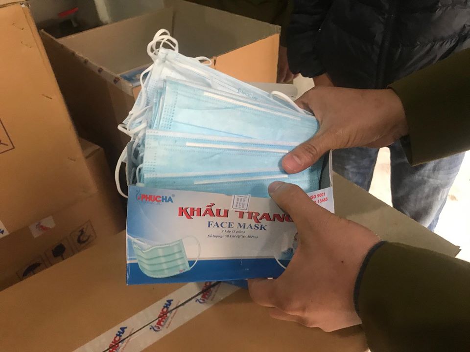 Phát hiện 50 thùng khẩu trang do người Trung Quốc thu gom