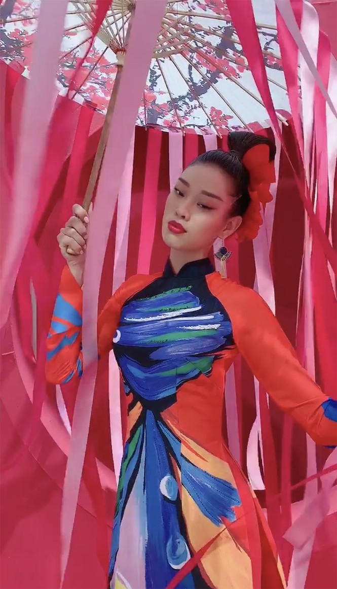 Hoa hậu Khánh Vân bí ẩn, ma mị với áo dài 
