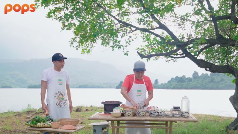 Hồ Quang Hiếu làm phụ bếp cho Trường Giang giữa đảo hoang