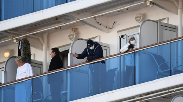 Du khách trên du thuyền chở hơn 3.700 người đang bị cách ly