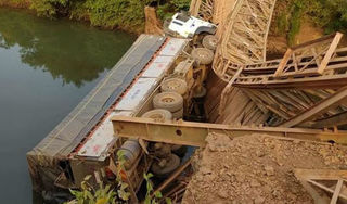 Lạc đường, tài xế xe tải làm cầu sập rồi lật nhào xuống suối