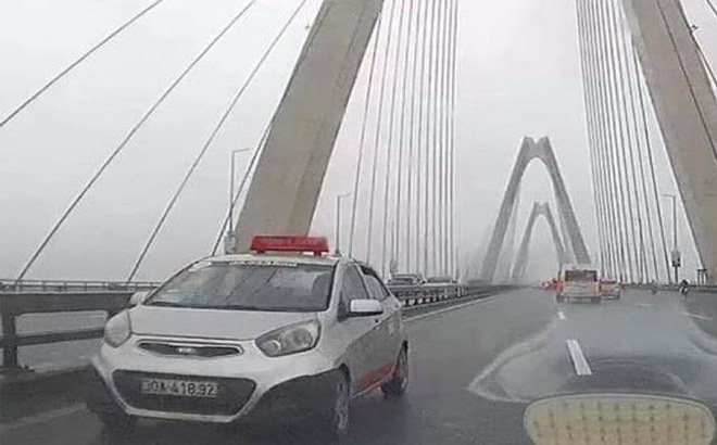 Bất ngờ với lý do tài xế taxi đi ngược chiều trên cầu Nhật Tân 
