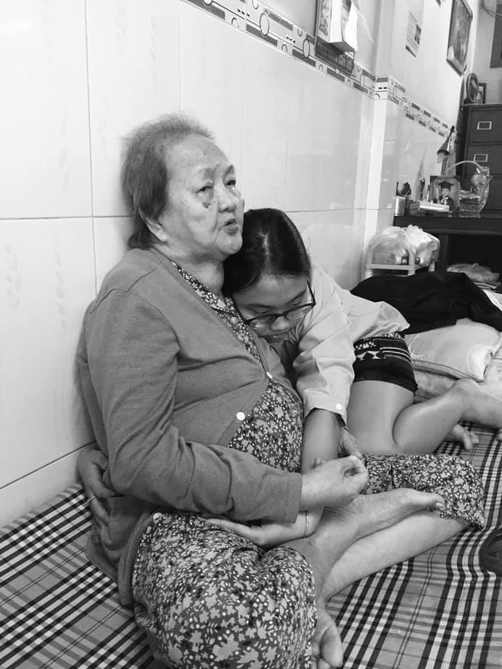 Phương Mỹ Chi đau buồn, trống rỗng khi bà ngoại qua đời