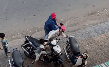 Clip: Chồng đấm đá vợ dã man trên đường phố trước mặt 2 con nhỏ