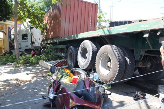 Thoát chết trong gang tấc khi xe container mất lái ủi nát 5 xe máy