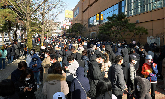 Người dân Hàn xếp hàng dài mua khẩu trang, nhiều người ra về tay trắng