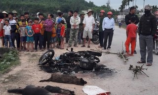 Nghệ An: Dân vây đánh chết, đốt xe máy của đối tượng nghi trộm chó