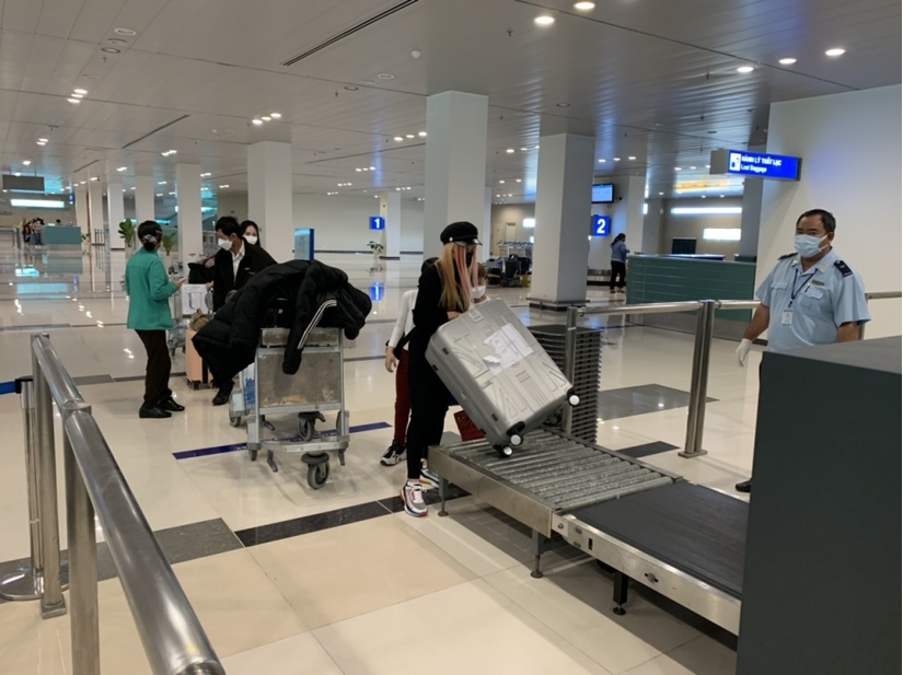 Vừa hạ cánh, 9 người về từ Hàn Quốc bị cách ly ngay tại sân bay Cần Thơ