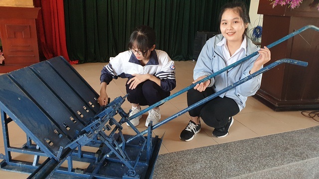 Nam Định: 2 nữ sinh lớp 12 sáng chế máy cấy không động cơ độc đáo