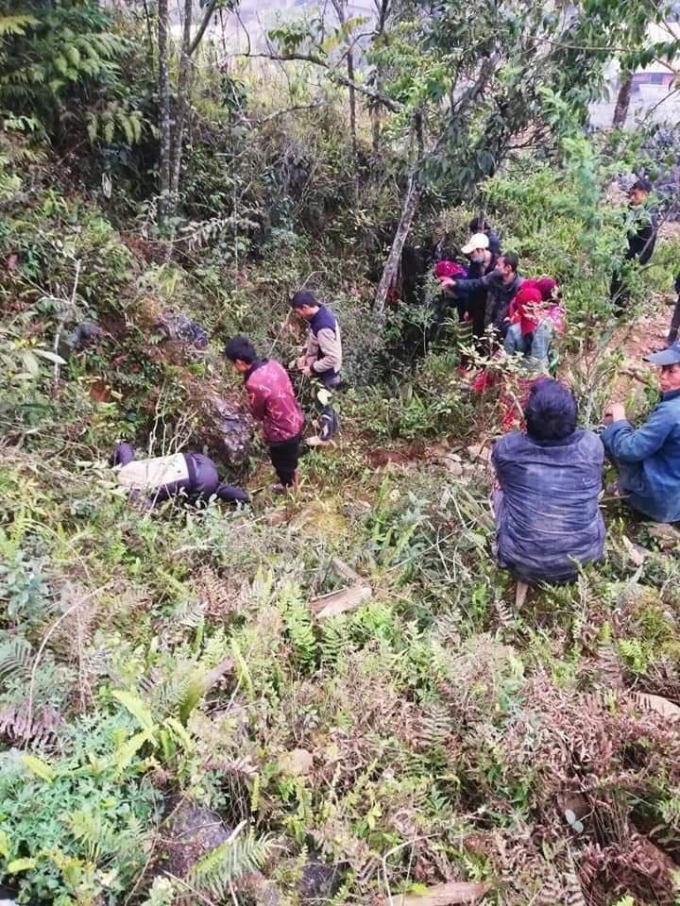 Ông Giàng Mí Và, Phó Chủ tịch UBND xã Sủng Trái thông tin với Pháp luật Plus, địa điểm 2 nạn nhân tai nạn là hố hình thành từ tự nhiên có độ sâu khoảng 200-300m nối thôn Thôn Pó Sả với thôn Tìa Súng. Tuyến đường này hiện tại là đường đất, chưa có bê tông.  “Đến thời điểm hiện tại, vẫn chưa tìm thấy nạn nhân S. Do hố sâu nên việc tìm kiếm hết sức khó khăn. Cơ quan chức năng đã kéo dây đu xuống khoảng gần 200m vẫn chưa đến được đáy hố, chúng tôi đã báo cáo với lực lượng chức năng huyện và tỉnh xuống hiện trường để tìm kiếm”, ông Và cho hay.  Hiện tại sức khỏe nạn nhân L. đã ổn định và đã được đưa về nhà.