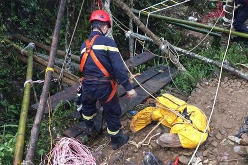 Ông Giàng Mí Và, Phó Chủ tịch UBND xã Sủng Trái thông tin với Pháp luật Plus, địa điểm 2 nạn nhân tai nạn là hố hình thành từ tự nhiên có độ sâu khoảng 200-300m nối thôn Thôn Pó Sả với thôn Tìa Súng. Tuyến đường này hiện tại là đường đất, chưa có bê tông.  “Đến thời điểm hiện tại, vẫn chưa tìm thấy nạn nhân S. Do hố sâu nên việc tìm kiếm hết sức khó khăn. Cơ quan chức năng đã kéo dây đu xuống khoảng gần 200m vẫn chưa đến được đáy hố, chúng tôi đã báo cáo với lực lượng chức năng huyện và tỉnh xuống hiện trường để tìm kiếm”, ông Và cho hay.  Hiện tại sức khỏe nạn nhân L. đã ổn định và đã được đưa về nhà.