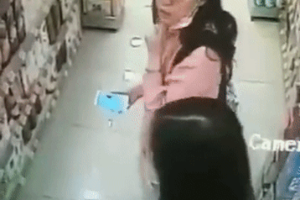 Người phụ nữ trung tuổi nhổ nước bọt vào mặt nhân viên bán hàng 2