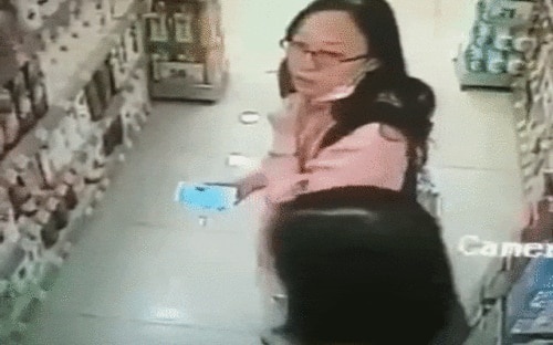 Người phụ nữ trung tuổi nhổ nước bọt vào mặt nhân viên bán hàng 