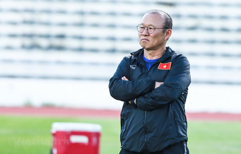 HLV Park Hang Seo toát mồ hôi trước trận gặp Malaysia