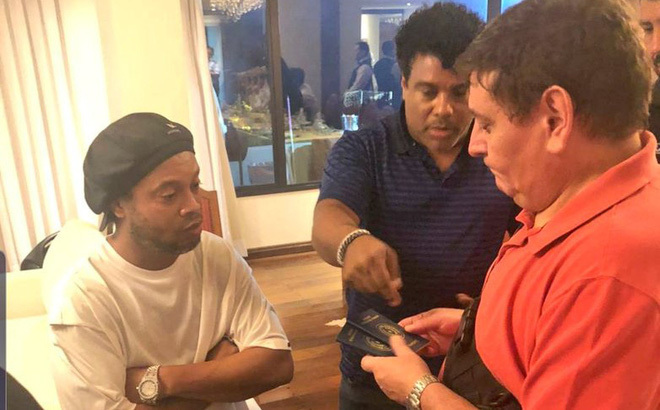 Ronaldinho bị bắt giữ, không được về Brazil