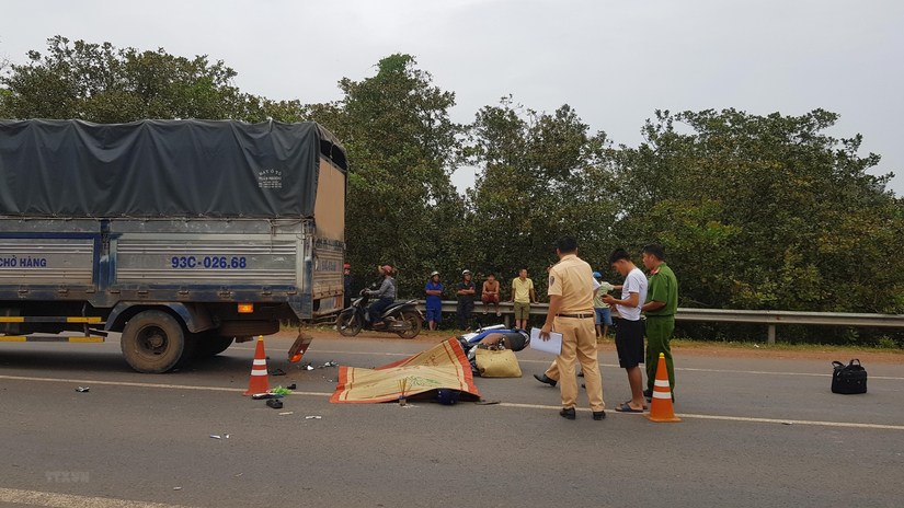 Xe tải tông máy cày khiến 2 người chết, 1 người bị thương ở Bình Phước