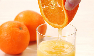 Vắt cam rất dễ nhưng để thơm ngon lại không bị đắng, bạn nên biết mẹo này