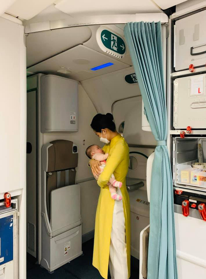 Nữ tiếp viên chăm bé 2 tháng tuổi trên chuyến bay trở về Việt Nam