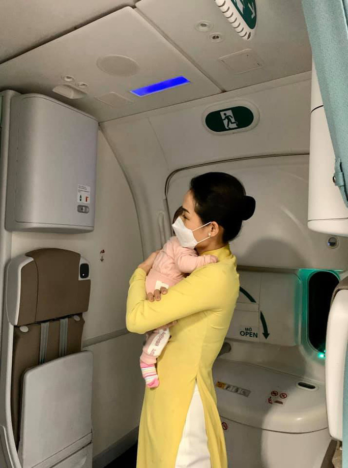 Nữ tiếp viên chăm bé 2 tháng tuổi trên chuyến bay trở về Việt Nam2