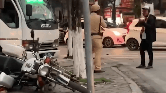 Clip: Thanh niên cầm dao đe dọa cả CSGT trên phố Hà Nội