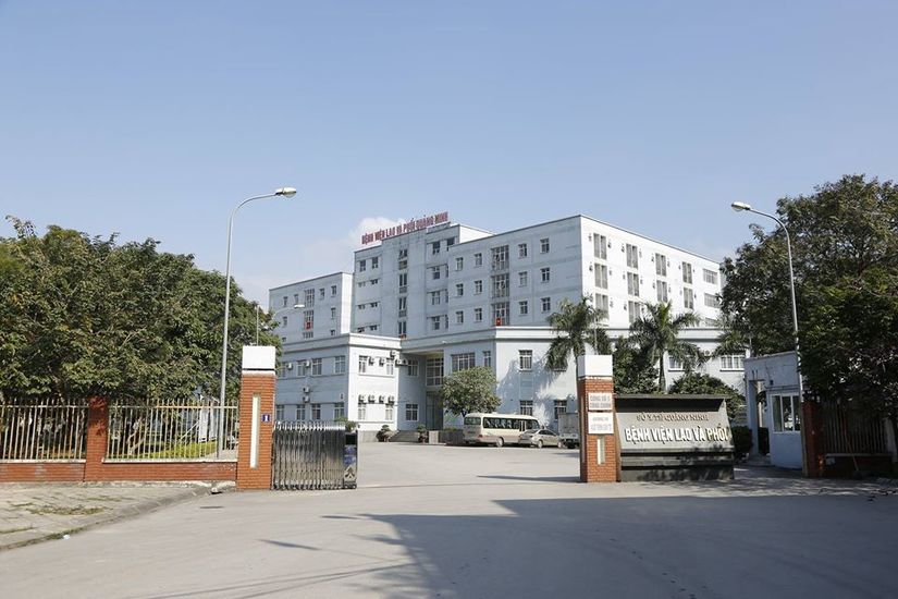 Phong tỏa bệnh viện Lao Phổi Quảng Ninh, nơi bố mẹ bệnh nhân nhiễm Covid-19 làm việc