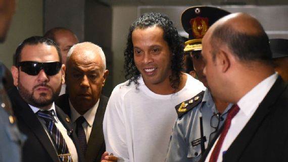 Vụ Ronaldinho ngồi tù trở nên trầm trọng với nhiều nghi án mới?