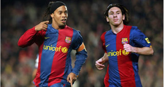 Ronaldinho mất cơ hội tái hợp cùng Barca khi vướng vòng lao lý