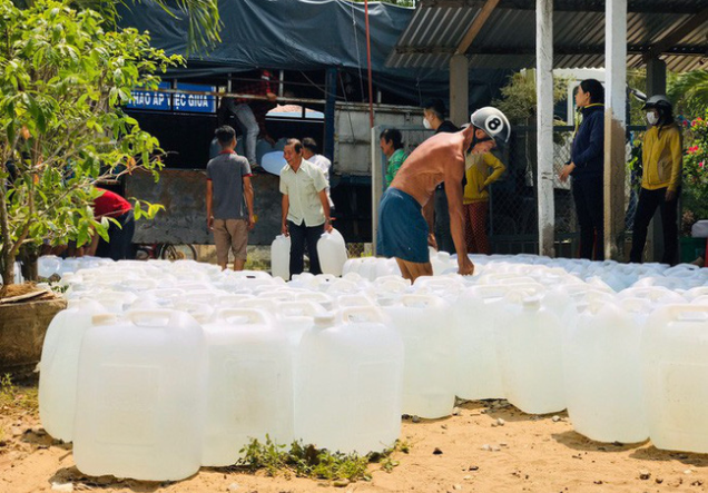 Thanh niên Đồng Tháp vận chuyển nước ngọt tặng người dân Bến Tre