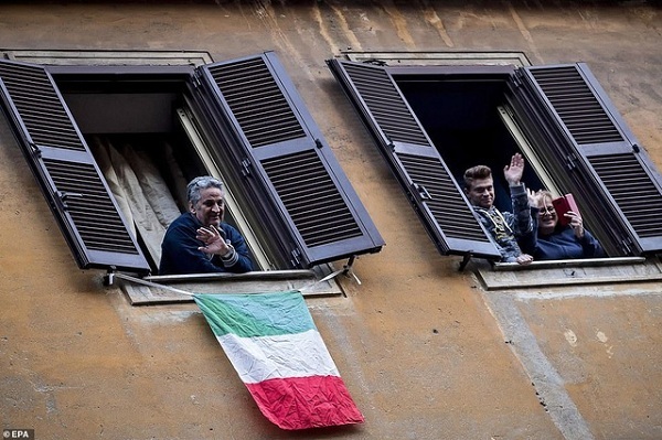 Chuyện cảm động trong khu cách ly của những người già neo đơn tại Italia