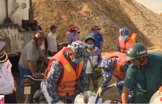 Lực lượng vũ trang vận chuyển hàng ngàn m3 nước ngọt cho bà con vùng hạn mặn