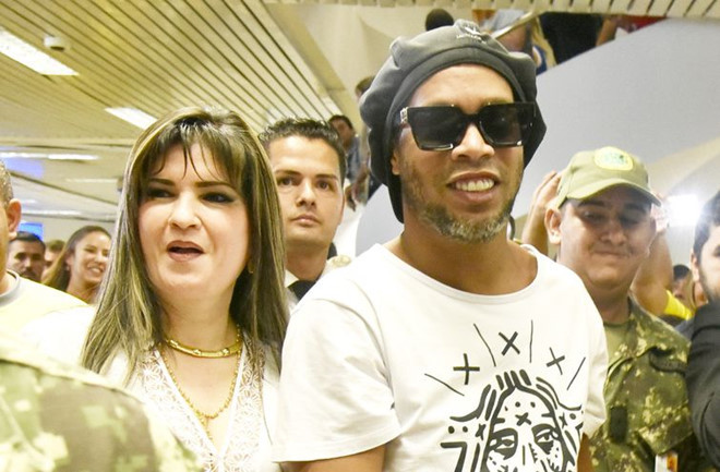 Ronaldinho đối mặt với án tù 10 năm tại Paraguay