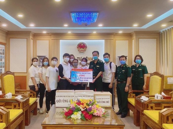 Vợ chồng Đông Nhi - Ông Cao Thắng trao tặng 35.000 khẩu trang và nhiều vật dụng y tế phòng chống Covid-19