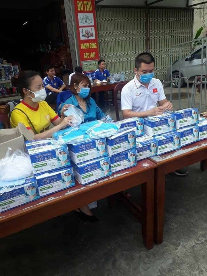 CLB Nam Định xuống đường phát khẩu trang miễn phí, chung tay đẩy lùi dịch bệnh