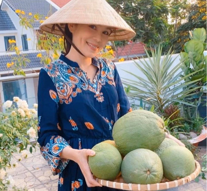 Bà xã MC Quyền Linh khoe vườn cây xanh tốt trong căn biệt thự 21 tỉ 